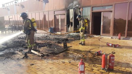 Bomberos extinguen un incendio declarado en la última planta de la Escuela de Ingenieros Bomberos extinguen un incendio declarado en la última planta de la Escuela de Ingenieros