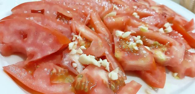 Los maravillosos tomates aliñados del bar Arturo Los maravillosos tomates aliñados del bar Arturo