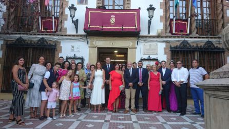 Foto de familia, a las puetrta del Ayuntamiento, con Pregonero, presentador, familiares y concejales Foto de familia, a las puetrta del Ayuntamiento, con Pregonero, presentador, familiares y concejales