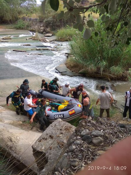El equipo especializado de actividades subacuaticas trabaja rastreando el río Guadiana Menor El equipo especializado de actividades subacuaticas trabaja rastreando el río Guadiana Menor