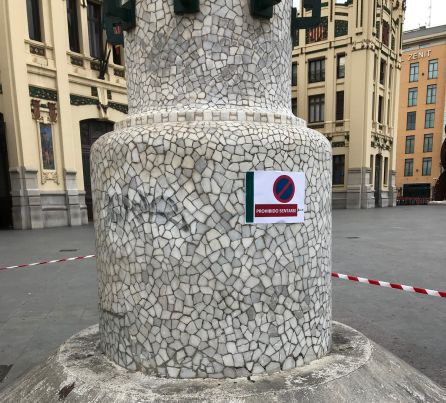 Detalle del pedestal de la farola frente a la fachada de la Estació del Nord de València, donde se ha adherido un cartel que prohíbe sentarse en él Detalle del pedestal de la farola frente a la fachada de la Estació del Nord de València, donde se ha adherido un cartel que prohíbe sentarse en él