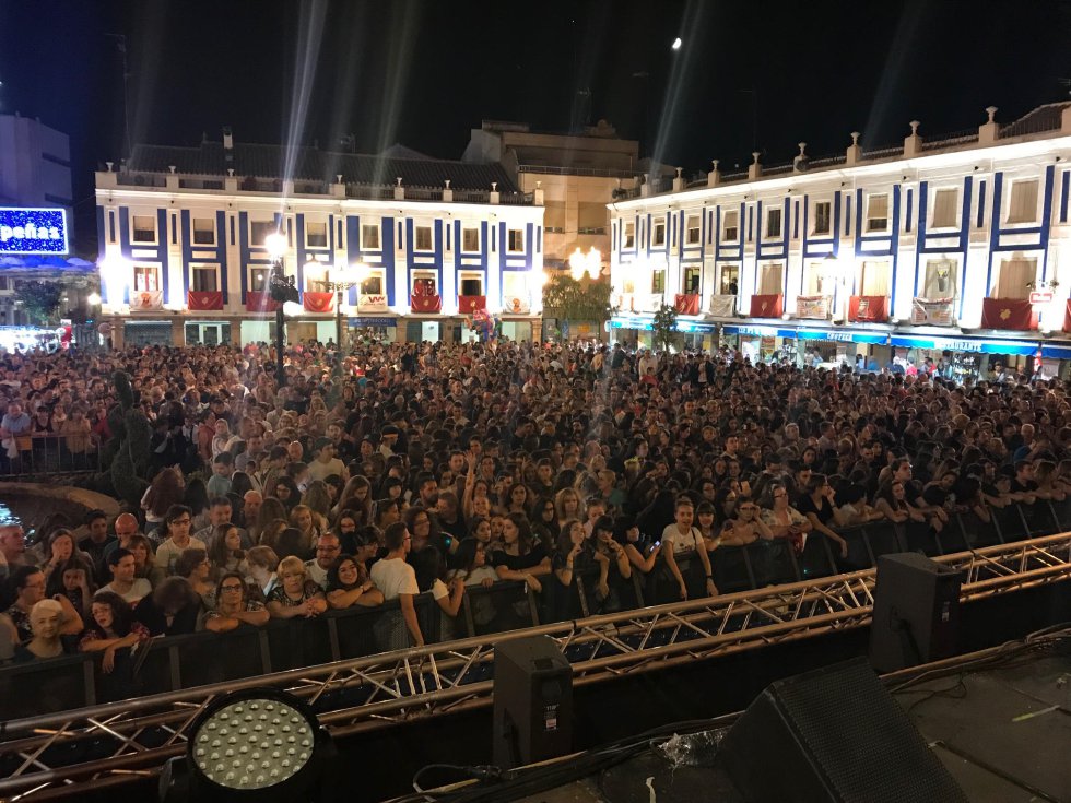 Más de 6.000 personas disfrutaron del concierto Cadena Dial, durante las fiestas del Vino, con la actuación de Blas Cantó Más de 6.000 personas disfrutaron del concierto Cadena Dial, durante las fiestas del Vino, con la actuación de Blas Cantó