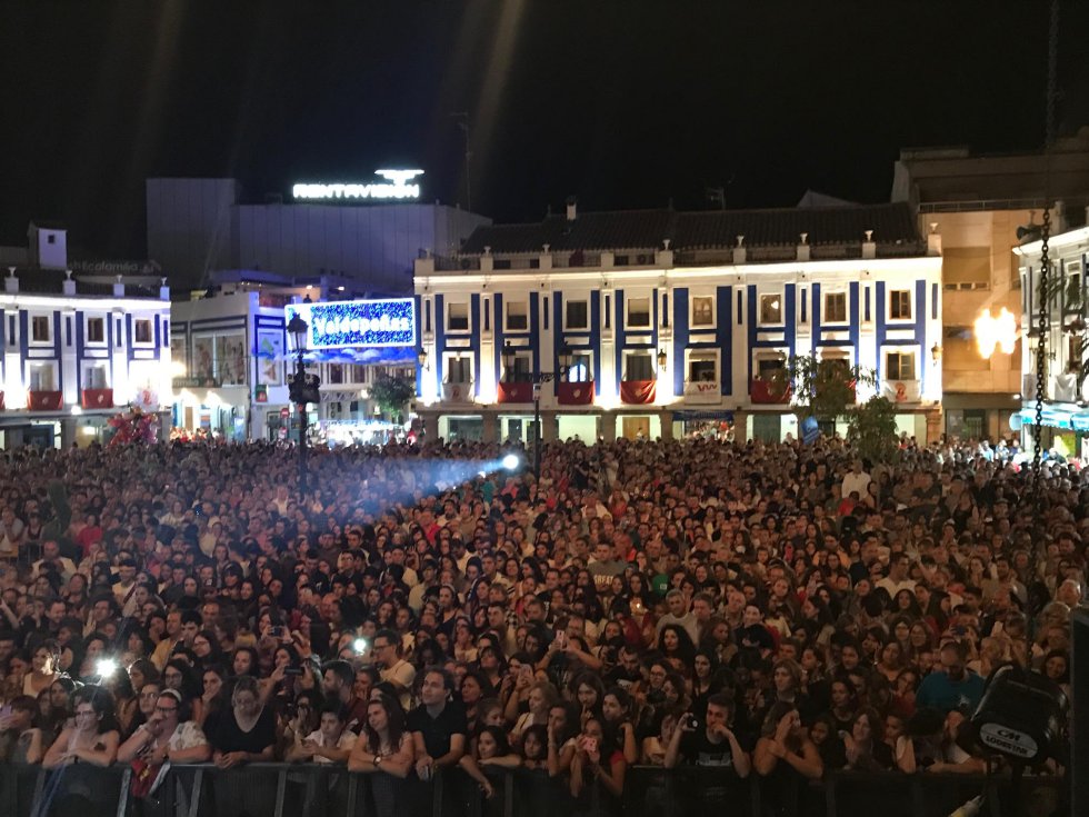 Más de 6.000 personas disfrutaron del concierto Cadena Dial, durante las fiestas del Vino, con la actuación de Blas Cantó Más de 6.000 personas disfrutaron del concierto Cadena Dial, durante las fiestas del Vino, con la actuación de Blas Cantó