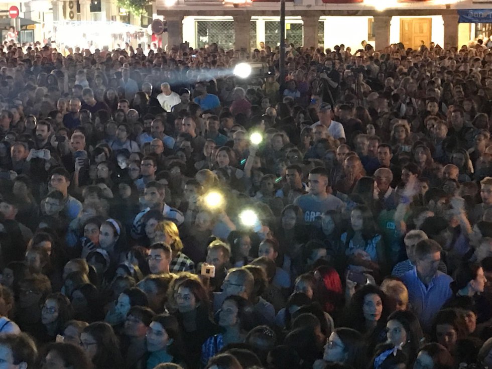 Más de 6.000 personas disfrutaron del concierto Cadena Dial, durante las fiestas del Vino, con la actuación de Blas Cantó Más de 6.000 personas disfrutaron del concierto Cadena Dial, durante las fiestas del Vino, con la actuación de Blas Cantó