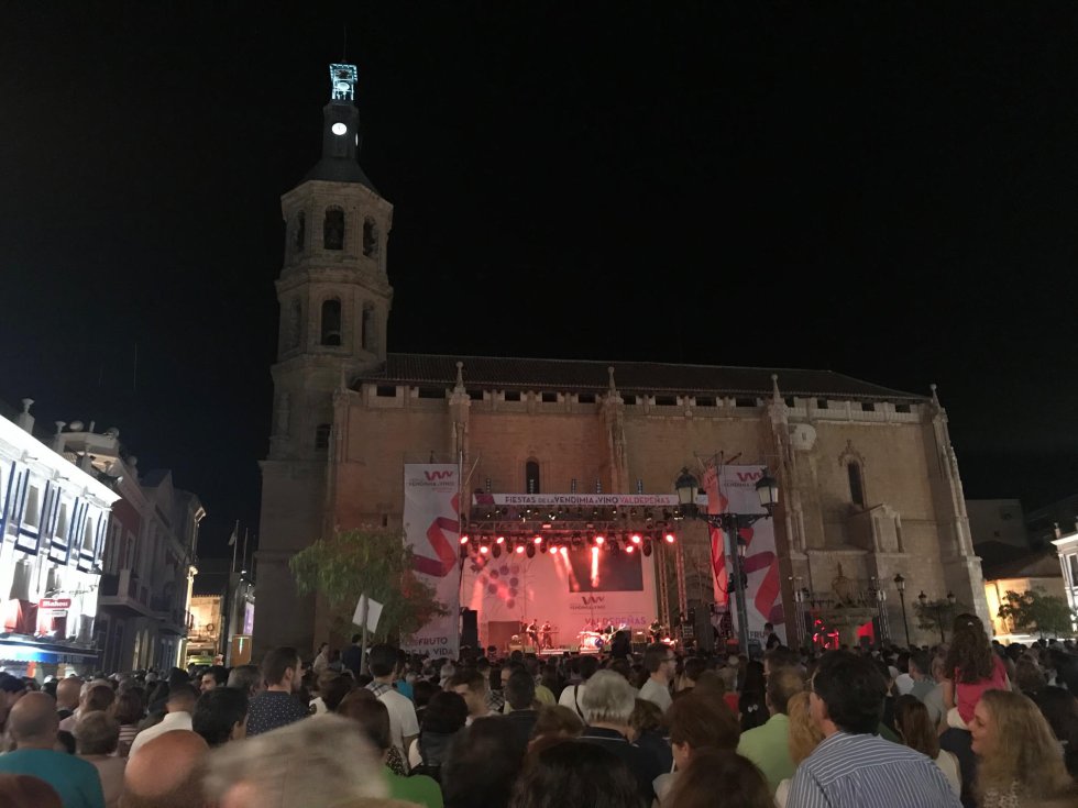 Más de 6.000 personas disfrutaron del concierto Cadena Dial, durante las fiestas del Vino, con la actuación de Blas Cantó Más de 6.000 personas disfrutaron del concierto Cadena Dial, durante las fiestas del Vino, con la actuación de Blas Cantó