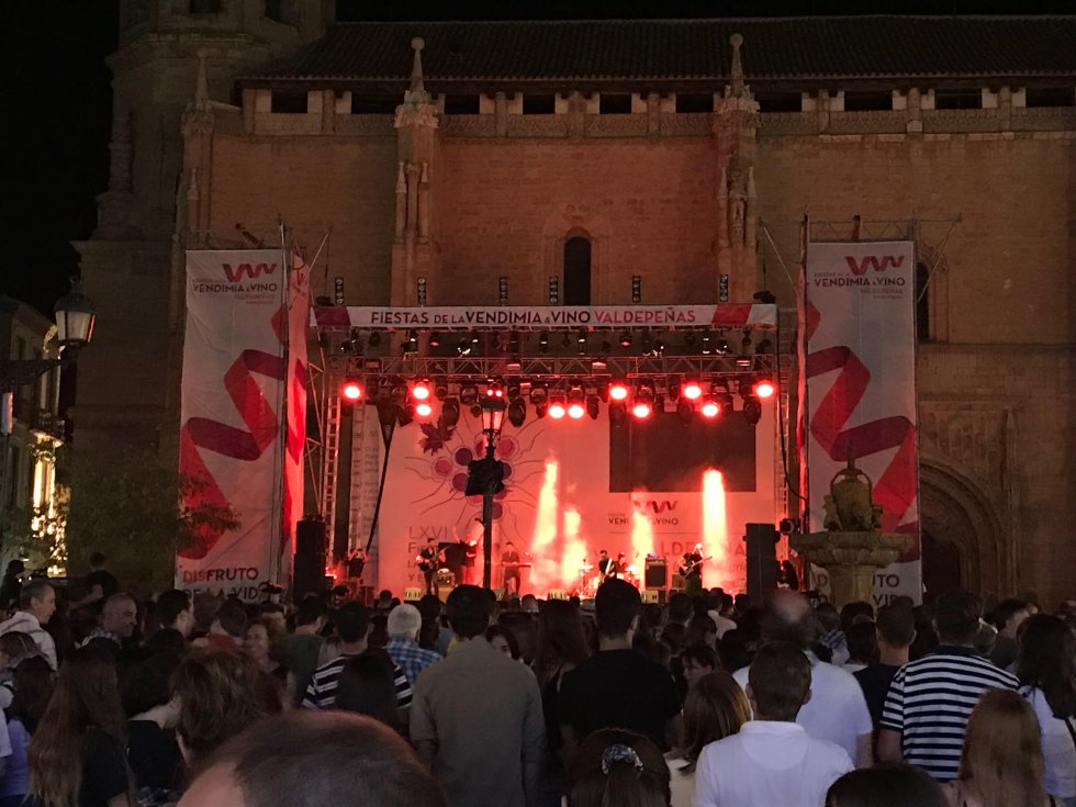 Más de 6.000 personas disfrutaron del concierto Cadena Dial, durante las fiestas del Vino, con la actuación de Blas Cantó Más de 6.000 personas disfrutaron del concierto Cadena Dial, durante las fiestas del Vino, con la actuación de Blas Cantó