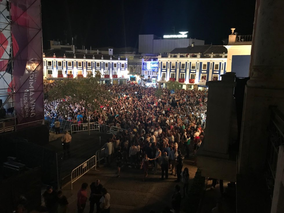 Más de 6.000 personas disfrutaron del concierto Cadena Dial, durante las fiestas del Vino, con la actuación de Blas Cantó Más de 6.000 personas disfrutaron del concierto Cadena Dial, durante las fiestas del Vino, con la actuación de Blas Cantó