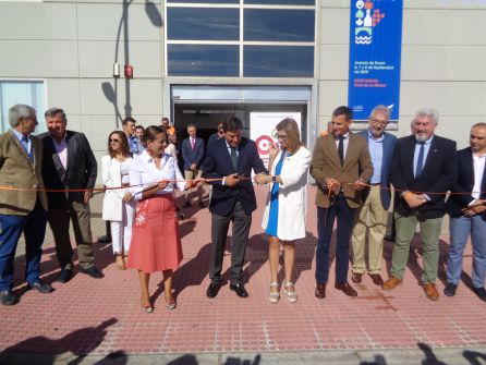 El consejero de Economía corta la cinta inaugural El consejero de Economía corta la cinta inaugural