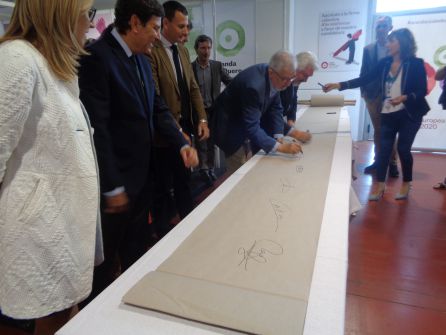 Las autoridades firmaron a favor de la candidatura de Aranda como Ciudad Europea del vino 2020 en un papel contínuo de un kilómetro Las autoridades firmaron a favor de la candidatura de Aranda como Ciudad Europea del vino 2020 en un papel contínuo de un kilómetro