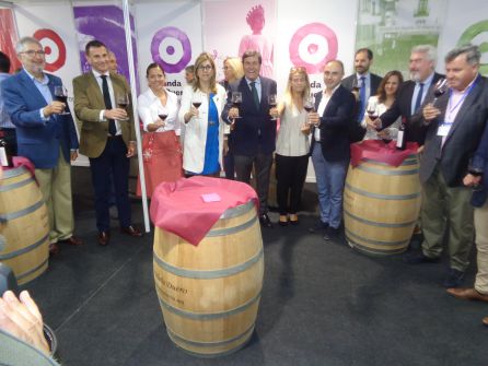 No podía faltar el brindis en el stand del Ayuntamiento de Aranda No podía faltar el brindis en el stand del Ayuntamiento de Aranda