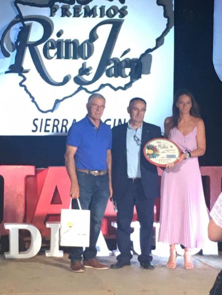 La directora de la sucursal de Unicaja-Jódar, Manuela Balboa, entrega el premio al presidente de la Cooperativa Stmo, Cristo de la Misericordia, Manuel Ogallar La directora de la sucursal de Unicaja-Jódar, Manuela Balboa, entrega el premio al presidente de la Cooperativa Stmo, Cristo de la Misericordia, Manuel Ogallar