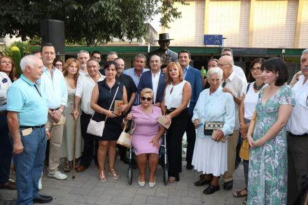 Amigos y familiares, en la inauguración del busto a Castro Amigos y familiares, en la inauguración del busto a Castro