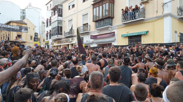 Miles de personas arropan y jalean en Baza (Granada) al Cascamorras en la carrera del 2019 Miles de personas arropan y jalean en Baza (Granada) al Cascamorras en la carrera del 2019
