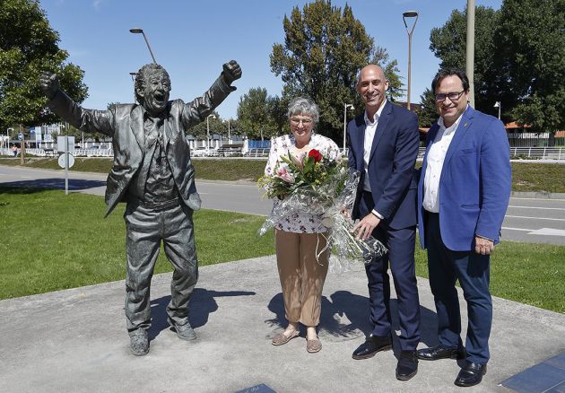González, Rubiales y Fernández junto a la estatua de Manolo Preciado. González, Rubiales y Fernández junto a la estatua de Manolo Preciado.