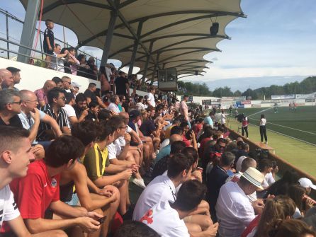 Unos 2.000 aficionados han acudido al encuentro Unos 2.000 aficionados han acudido al encuentro
