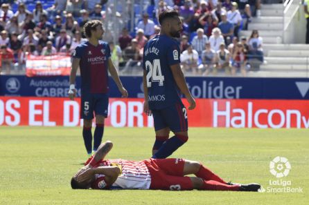 Djurdjevic se lamenta de un golpe ante Ivi López. Djurdjevic se lamenta de un golpe ante Ivi López.