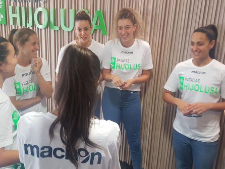 Las jugadoras del Hijolusa visitaron la sede de su patrocinador principal Las jugadoras del Hijolusa visitaron la sede de su patrocinador principal