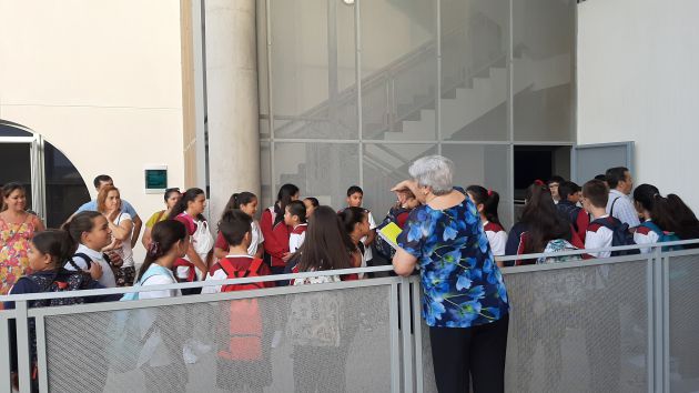 La directora del colegio, Eva Ramírez, dando indicaciones a los alumnos. La directora del colegio, Eva Ramírez, dando indicaciones a los alumnos.