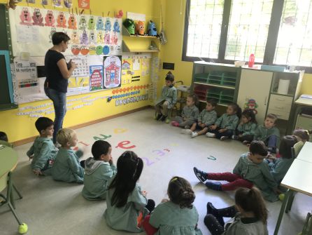 El Colegio San Antonio de Ponferrada abre el curso desplegando historias de fieltro El Colegio San Antonio de Ponferrada abre el curso desplegando historias de fieltro
