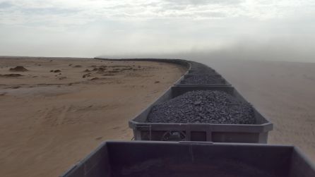 Una imagen del tren por la 'tierra de nadie' Una imagen del tren por la 'tierra de nadie'