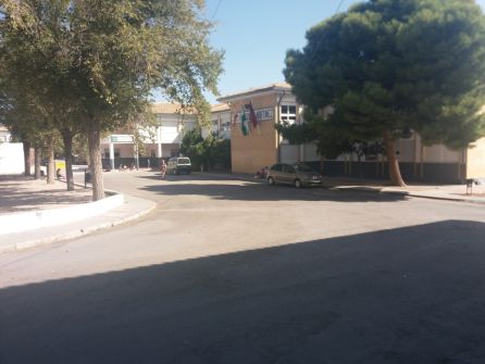 Patio de acceso al Colegio Arroquia Martínez, el que mayor número de alumnos y alumnas acoge Patio de acceso al Colegio Arroquia Martínez, el que mayor número de alumnos y alumnas acoge