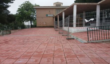 Estado en el que está el porche del patio de la EEI Antonio Machado, pendiente de su terminación definitiva Estado en el que está el porche del patio de la EEI Antonio Machado, pendiente de su terminación definitiva