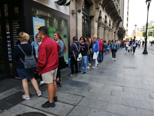 Fila para la firma de discos de Amaral en FNAC de Plaza España de Zaragoza Fila para la firma de discos de Amaral en FNAC de Plaza España de Zaragoza