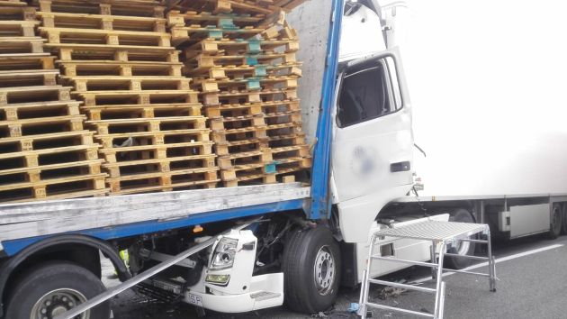 Colisión en cadena en la Autovía A2 con cinco personas heridas. Se han visto implicados cuatro camiones y un turismo: 5 heridos en una colisión en cadena en Guadalajara Colisión en cadena en la Autovía A2 con cinco personas heridas. Se han visto implicados cuatro camiones y un turismo: 5 heridos en una colisión en cadena en Guadalajara