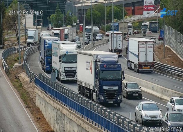 Colisión en cadena en la Autovía A2 con cinco personas heridas. Se han visto implicados cuatro camiones y un turismo: 5 heridos en una colisión en cadena en Guadalajara Colisión en cadena en la Autovía A2 con cinco personas heridas. Se han visto implicados cuatro camiones y un turismo: 5 heridos en una colisión en cadena en Guadalajara