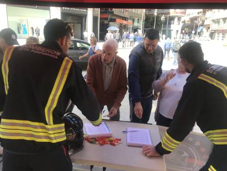 Los bomberos de Ponferrada piden firmas para una Ley de coordinación de SPEIS Los bomberos de Ponferrada piden firmas para una Ley de coordinación de SPEIS