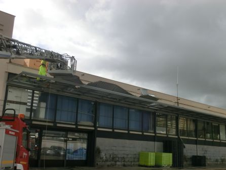 Bomberos retirando las planchas metálicas de la marquesina del edificio del Pòsit de Dénia. Bomberos retirando las planchas metálicas de la marquesina del edificio del Pòsit de Dénia.