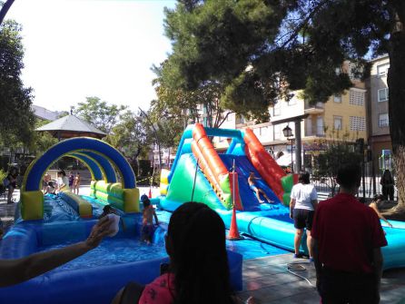 Feria de Día: Parque acuático, instalado en el Paseo Primero de mayo, para los más pequeños Feria de Día: Parque acuático, instalado en el Paseo Primero de mayo, para los más pequeños