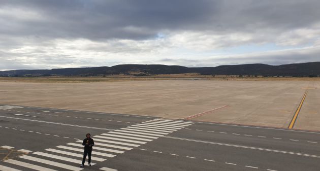 Agustín Cacho a pie de la pista de aterrizaje a las 10.00 de la mañana Agustín Cacho a pie de la pista de aterrizaje a las 10.00 de la mañana