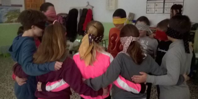 Los niños del colegio participan en una de las actividades de educación en emociones. Los niños del colegio participan en una de las actividades de educación en emociones.