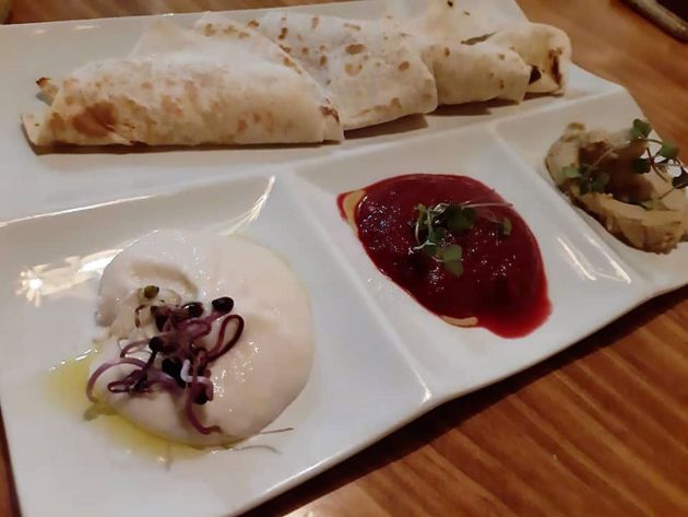 Pan árabe con humus, crema de alubias y chreim Pan árabe con humus, crema de alubias y chreim