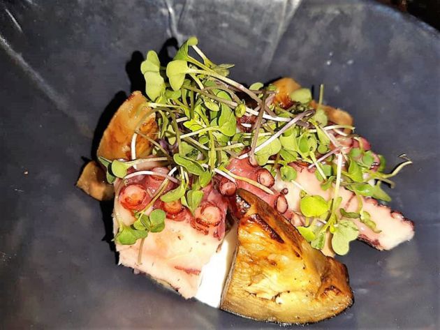 Pulpo con humus de lentejas, yogur ahumado y ajonegro Pulpo con humus de lentejas, yogur ahumado y ajonegro