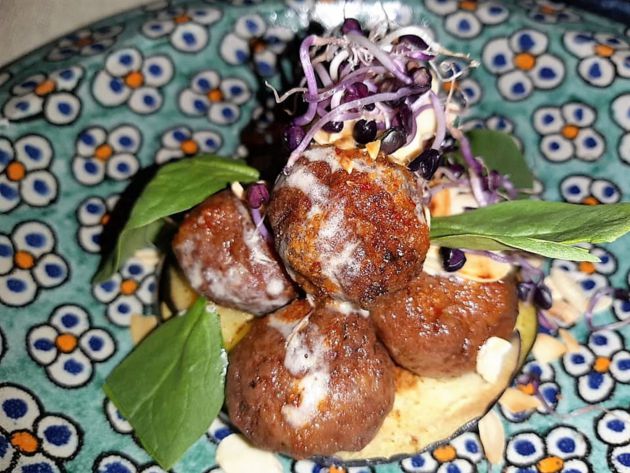 Kofta de ternera con salsa tahini y almendras tostadas Kofta de ternera con salsa tahini y almendras tostadas