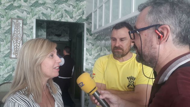 María Dolores Fernández y el teniente coronel José Miguel Garcés atienden al micrófono de Radio Sevilla María Dolores Fernández y el teniente coronel José Miguel Garcés atienden al micrófono de Radio Sevilla