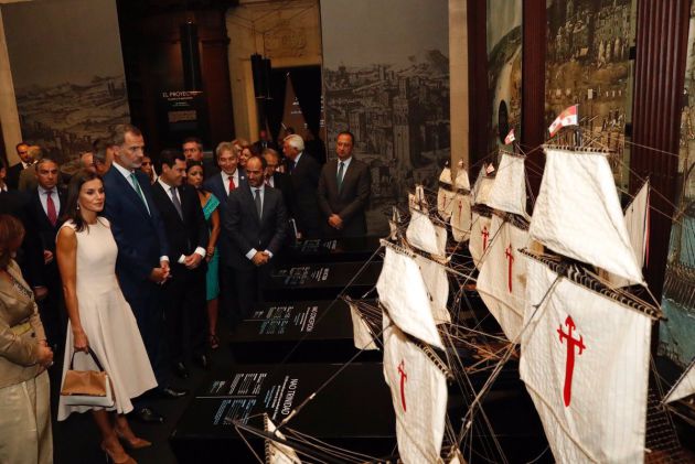 La Reina Letizia, el Rey Felipe VI, el presidente de la Junta de Andalucía, Juan Manuel Moreno, acompañados de distintas autoridades en la visita a la exposición "El viaje más largo" La Reina Letizia, el Rey Felipe VI, el presidente de la Junta de Andalucía, Juan Manuel Moreno, acompañados de distintas autoridades en la visita a la exposición "El viaje más largo"