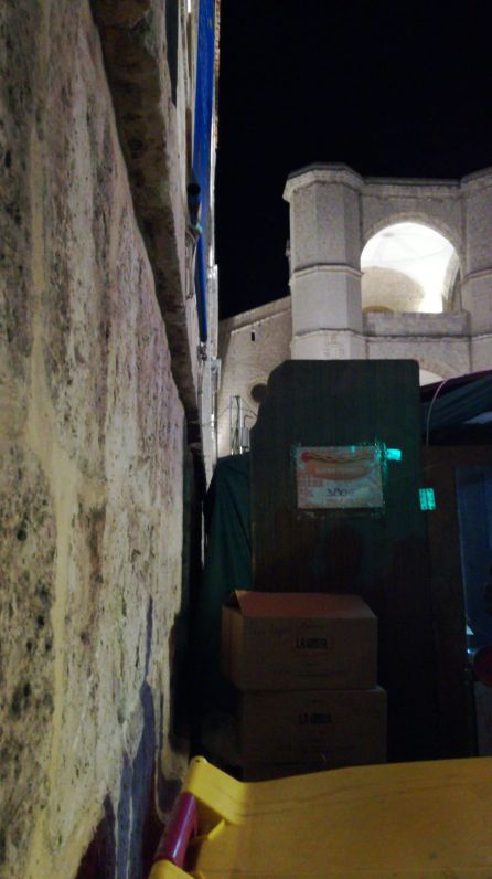 Casetas y contenedores de basura apoyados en la fachada de San Benito Casetas y contenedores de basura apoyados en la fachada de San Benito