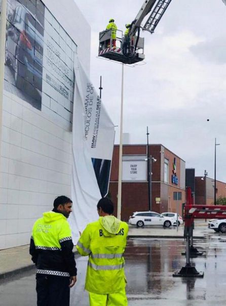El viento arranca parte de un gran cartel en Gandia. El viento arranca parte de un gran cartel en Gandia.