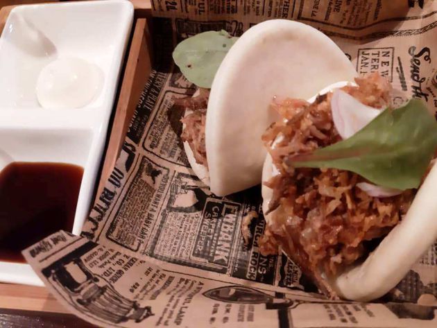 Pan bao con cerdo deshilachado, mayonesa de trufa y soja Pan bao con cerdo deshilachado, mayonesa de trufa y soja