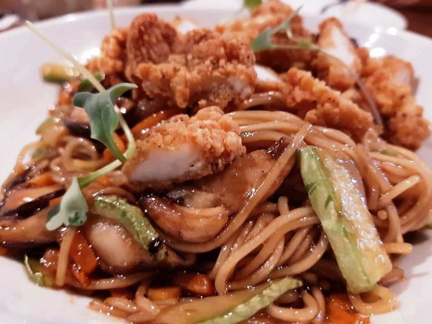 Noodles con pollo crujiente shitake y salsa yokisaba Noodles con pollo crujiente shitake y salsa yokisaba
