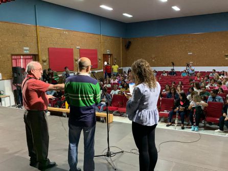 Momento en el que el concejal-Presidente de la EMDI Jódar, se dirige a familiares, alumnas y alumnos Momento en el que el concejal-Presidente de la EMDI Jódar, se dirige a familiares, alumnas y alumnos