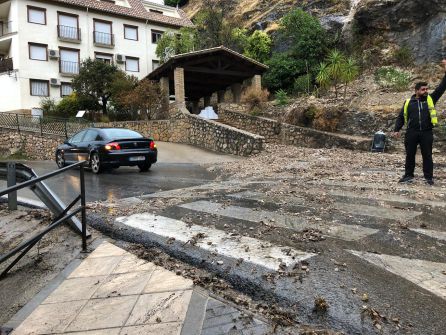 La carretera A-319 ha sido habierta al tráfico tras retirar la gran lengua de lodo y piedras La carretera A-319 ha sido habierta al tráfico tras retirar la gran lengua de lodo y piedras