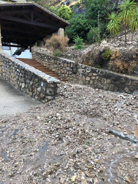 Junto al lavadero de la Iruela y frenta al hotel ha bajado una gran cantidad de material arrastrado por el agua Junto al lavadero de la Iruela y frenta al hotel ha bajado una gran cantidad de material arrastrado por el agua