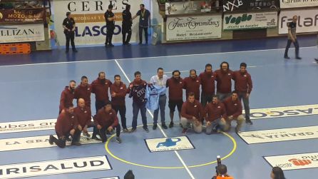 Los integrantes del Rugby Aranda reciben el homenaje del Villa de Aranda. Los integrantes del Rugby Aranda reciben el homenaje del Villa de Aranda.