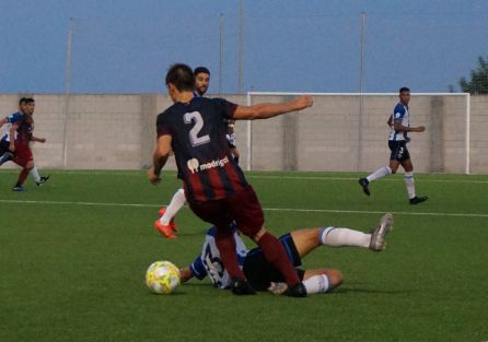 Esteban Salazar disputa un balón Esteban Salazar disputa un balón