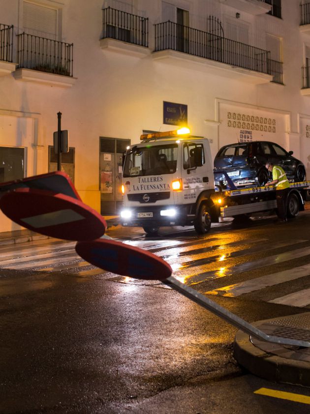 Un operario de grúa retira uno de los vehículos que han sido arrastrados por las lluvias registradas la pasada noche en la localidad malagueña de Alhaurín El Grande. Un operario de grúa retira uno de los vehículos que han sido arrastrados por las lluvias registradas la pasada noche en la localidad malagueña de Alhaurín El Grande.
