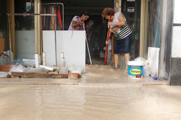 Vecinos de Orihuela limpian sus casas y negocios Vecinos de Orihuela limpian sus casas y negocios